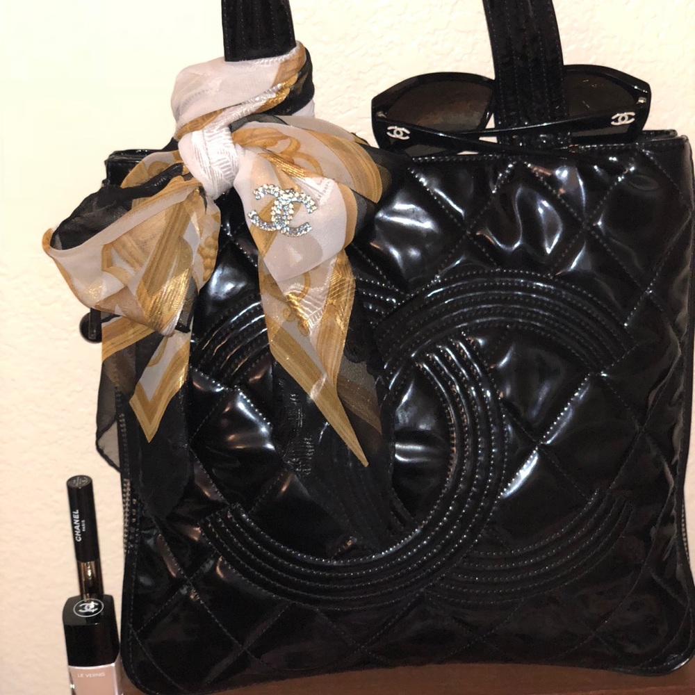 ⛔️SOLD⛔️💯➰CHANEL➰Patent Diamond Quilted Tote - Picture 1 of 7